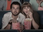 Dos-jovenes-comiendo-palomitas-en-el-cine.jpg Dos-jovenes-comiendo-palomitas-en-el-cine.jpg
