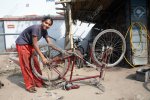 10770188-baruipur-india-el-13-de-enero-mecánico-en-la-reparación-de-taller-del-neumático-en...jpg