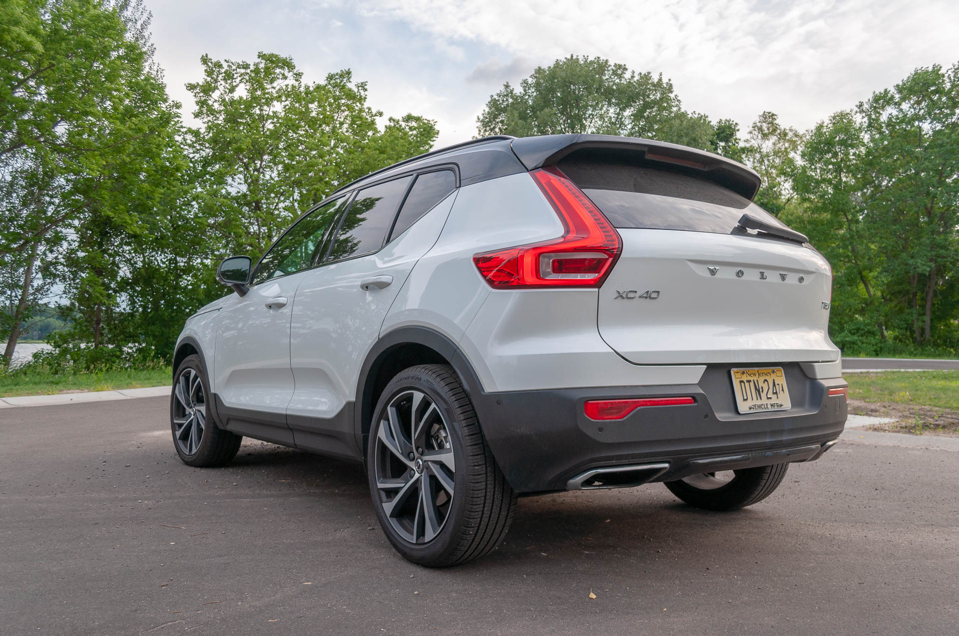 2019-volvo-xc40-r-design_100656305_h.jpg
